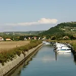 Apartma Pinea *