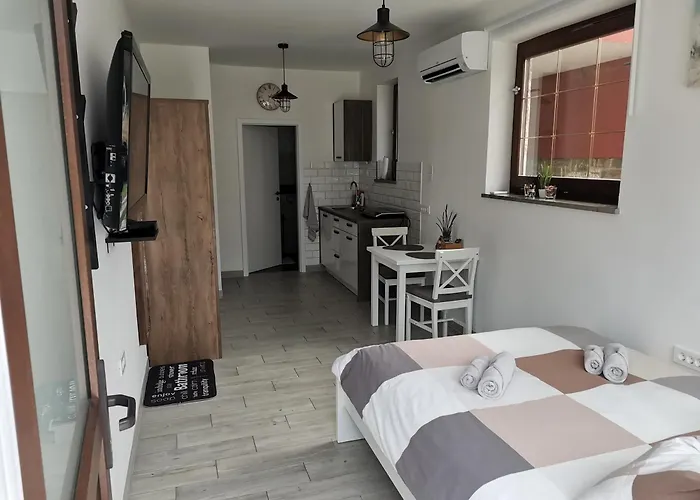 Apartma Pinea Apartament *